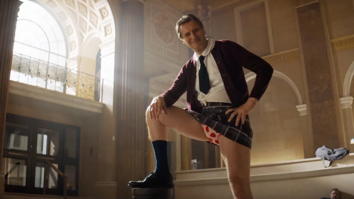 Çıplak Silah Full HD İzle